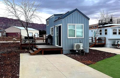 Apple Valley House | Stargazing Tiny Home with Private Deck & Hot Tub near Zion National Park, Apple Valley, Utah