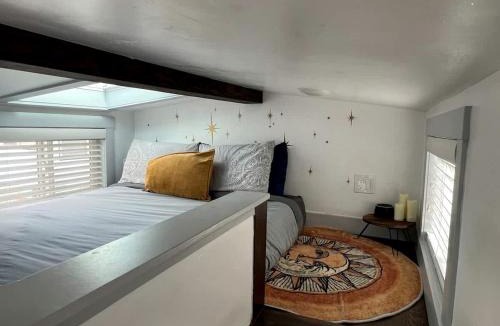 Apple Valley House | Stargazing Tiny Home with Private Deck & Hot Tub near Zion National Park, Apple Valley, Utah