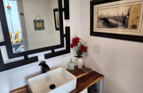 Apple Valley House | Stargazing Tiny Home with Private Deck & Hot Tub near Zion National Park, Apple Valley, Utah