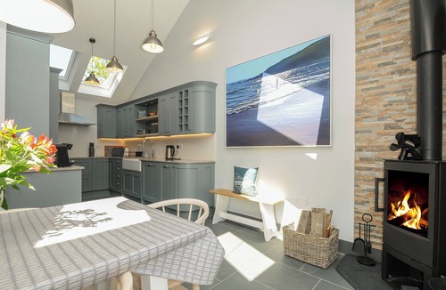 Saint Erth Praze Cottage | STARGAZY COTTAGE, family friendly, with hot tub in Praa Sands