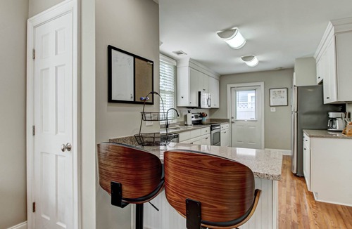 Metropolitan House | Starlands Executive Home-Off Street Parking & Private Deck Included!