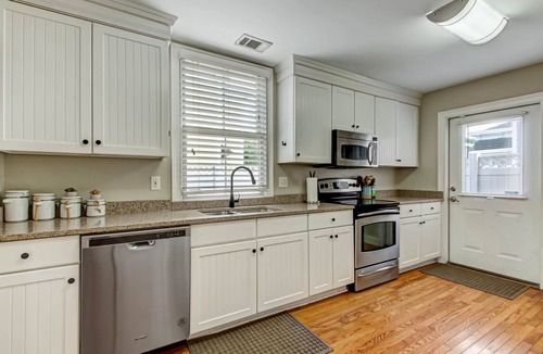 Metropolitan House | Starlands Executive Home-Off Street Parking & Private Deck Included!