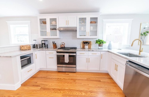 Prospect Hill Apartment | Starlight: Gorgeous 2-bedroom, Skylights, Close to Yale & Downtown New Haven