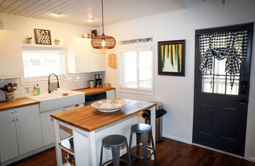 Pine Cottage | ✨🐶 STARLIGHT MODERN BOHO COTTAGE | STEPS AWAY FROM TOWN | DOG FRIENDLY 🐾