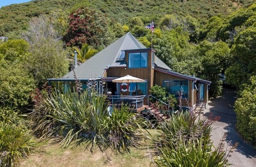 Cable Bay House | Starlight (Te Whānau Mārama) Cable Bay NelsonnSecluded, beach front, sustainable