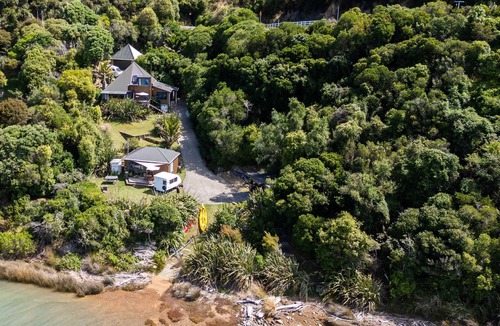 Cable Bay House | Starlight (Te Whānau Mārama) Cable Bay NelsonnSecluded, beach front, sustainable