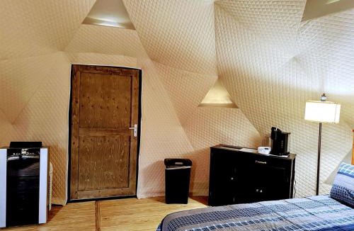 Gilboa Other | Starlit Geodesic Dome Haven Overlooking a Mountain River in New York’s Catskills