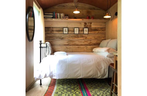 Lower Dicker Cabin | StarnashFarmhouse Cabin for Two