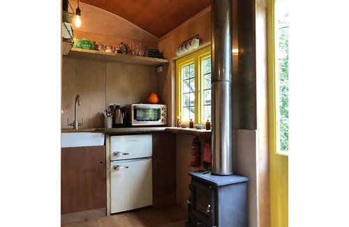 Lower Dicker Cabin | StarnashFarmhouse Cabin for Two