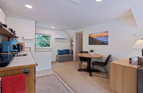 Valley Creek Run Apartment | Starswept Studio- Close to Skiing, Brewery, & Breakfast, Close to GSMNP and BRP.