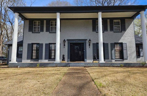Ellendale House | Stately 7BR Brick Estate Offering Space, Style & Elegance