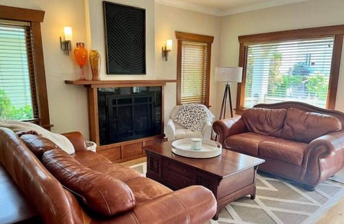 Queen Anne House | Stately Craftsman- Ideal corporate stay, DTWN: 1mi