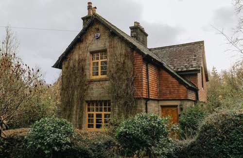 Skipton House | STATION COTTAGE - Unique Accommodation with River Flowing through Garden