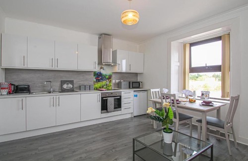 Lanark Apartment | Station Signature Apartment near Lanark
