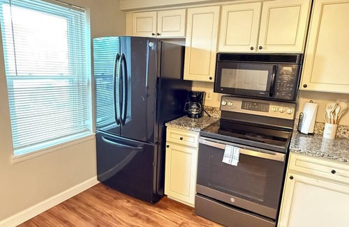 Nottingham House | Stay a While FENCED & Stylish 2 Bed 1.5 Bath FAMILY HOME Near White Marsh Mall