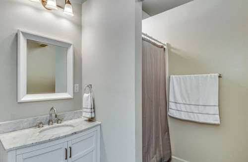 Florence House | Stay at our unique 2 bedroom on a golf range
