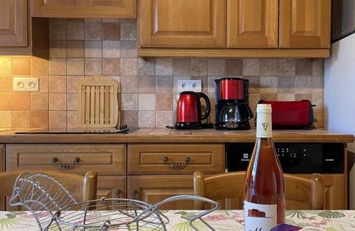 Maslives Cottage | Stay at the edge of Chambord Park, comfy former lodging close to windmills
