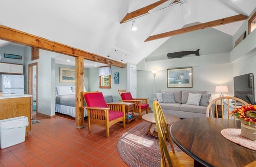 South Yarmouth Cottage | Stay at The Salt Box - Steps from the Sea