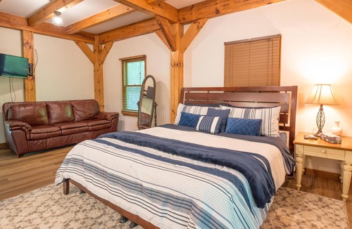 Nashville Cabin | Stay close to the village! Only 1 mile from downtown Nashville!
