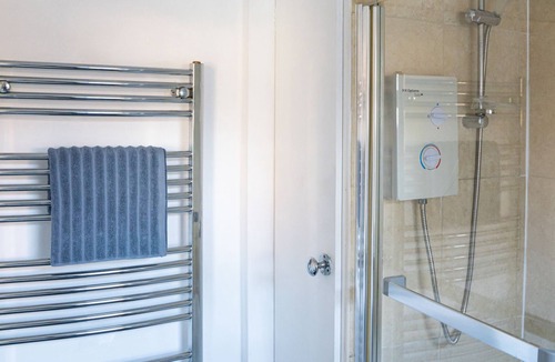 Tamworth House | Stay @ Cross Street Tamworth - 3 Bedroom House