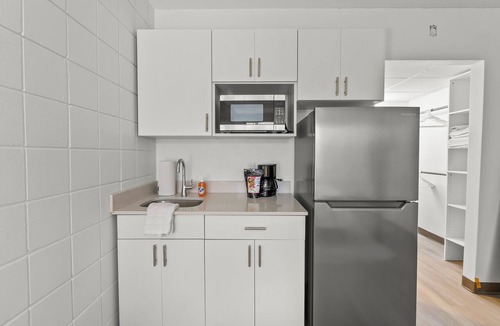 Cedar Falls Apartment | Stay Downtown, Free Gated Parking, Renovated Studio! 512