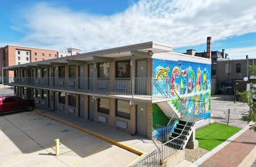 Cedar Falls Apartment | Stay Downtown, Free Gated Parking, Renovated Studio! 512
