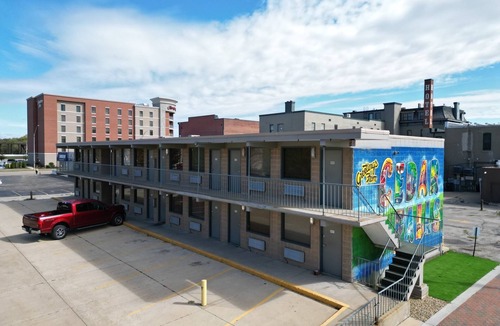 Cedar Falls Apartment | Stay Downtown Free Gated Parking Renovated Studio! 515