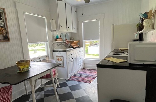 Metter Apartment | Stay for GSU SOAR Small Town Charm