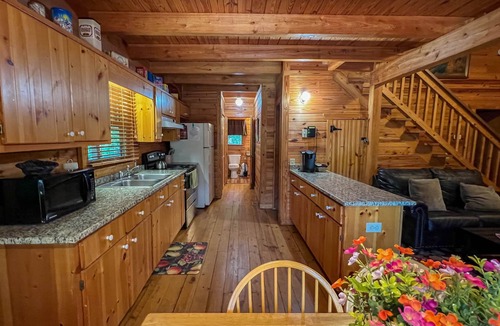 Warm Springs Cabin | Stay for July 4th at The Summit - Wifi and Hot Tub! - Callaway Gardens