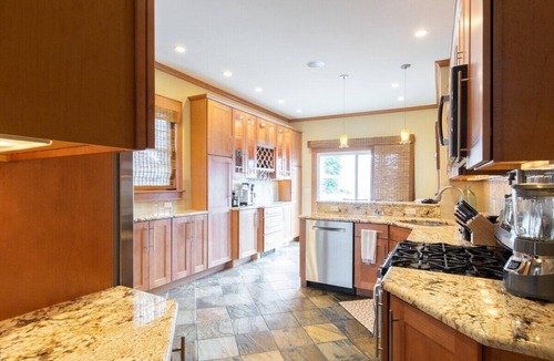 Belmar House | Stay in Belmar and explore Jersey Shore with everything you need just steps away. This comfortable private room with its own bathroom, new hot tub and own parking space is perfect for travelers who want convenience, comfort, and enjoyment.