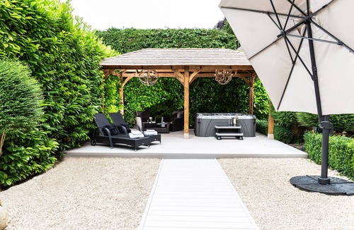 Painswick Cottage | Stay in Luxury at The Stables at Court House Manor