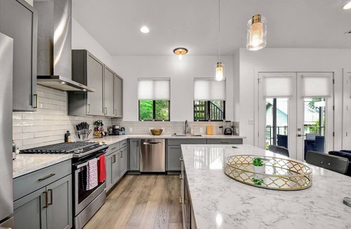 Government Hill House | Stay in Luxury @ The Pearl ~ .5M to Riverwalk