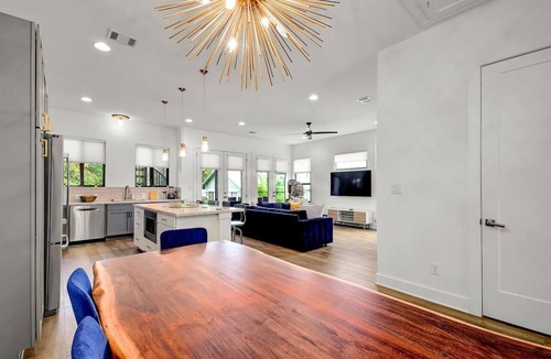 Government Hill House | Stay in Luxury @ The Pearl ~ .5M to Riverwalk