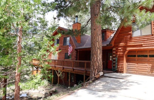 Fern Valley Cabin | Stay in this unique Mountain Retreat "Cougar Lodge", nestled in the shadow of color-soaked San Jacinto mountains. Our cabin is just a short drive to town center. Spacious 5-bedroom log cabin with two living rooms and a huge game area with Pool Table,
