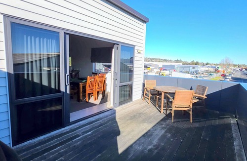 Pukekohe Apartment | Stay n Play golf sim and game room adventures in the heart of Pukekohe