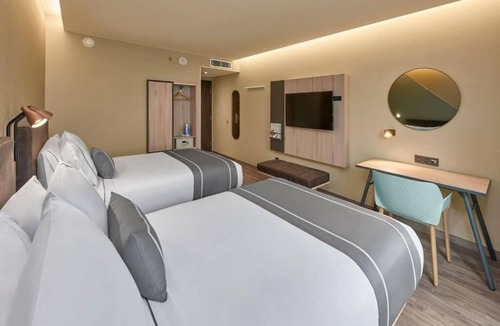 Cancun Hotel | Stay Near CUN Airport – 4 Rooms, Outdoor Pool, Free Breakfast and Shuttle