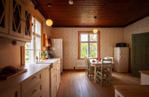 Svarta House | Stay North - Mustio