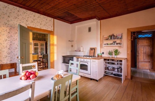 Svarta House | Stay North - Mustio