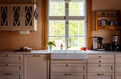 Svarta House | Stay North - Mustio