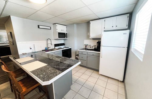 Festus Apartment | Stay on Main - Charming 2 bedroom 1.5 bath Upstairs Apartment on Main Sleeps 6