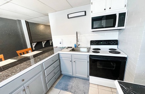 Festus Apartment | Stay on Main - Charming 2 bedroom 1.5 bath Upstairs Apartment on Main Sleeps 6