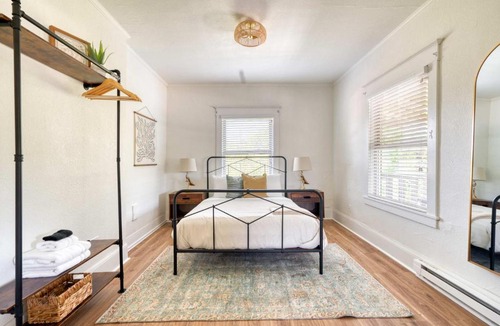 Richmond House | Stay Portland - Mt Tabor Retreat - Local Eateries - Shops - Bars