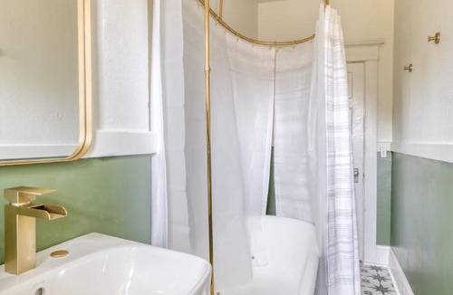 Richmond House | Stay Portland - Mt Tabor Retreat - Local Eateries - Shops - Bars