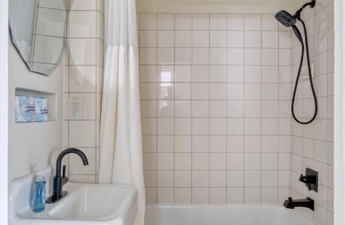 Irvington Apartment | Stay Portland - The Sullivan's Gulch Lodge - 94 WalkScore