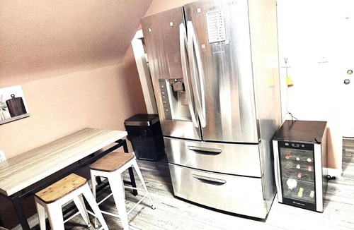 Stoughton Apartment | Stay Sleek - Quick Trip to Boston & Gillette Stadium