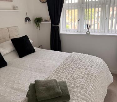 Solihull Apartment | Stay solihull 5 mins to NEC and AIRPORT SLEEPS 6 contractor friendly 3 bathrooms driveway parking 3