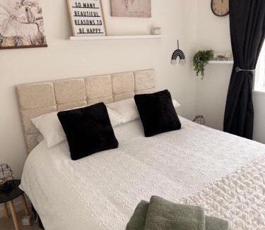 Solihull Apartment | Stay solihull 5 mins to NEC and AIRPORT SLEEPS 6 contractor friendly 3 bathrooms driveway parking 3