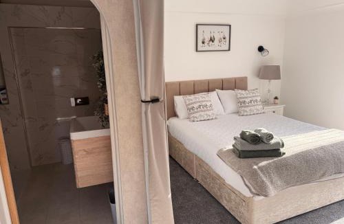 Solihull Apartment | Stay solihull 5 mins to NEC and AIRPORT SLEEPS 6 contractor friendly 3 bathrooms driveway parking 3