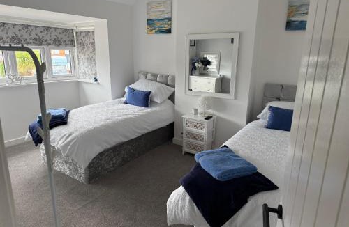 Solihull Apartment | Stay solihull 5 mins to NEC and AIRPORT SLEEPS 6 contractor friendly 3 bathrooms driveway parking 3