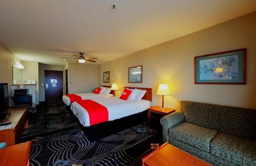 Lincoln City Hotel | Stay Steps from the Coastline in Charming Bayview Room